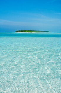 清澈海域中的美丽小岛