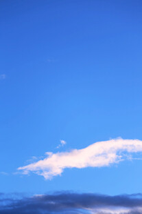 蓝天中的一朵洁白云彩