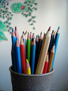 彩色铅笔插于笔筒中