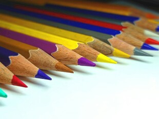 彩色铅笔整齐排列展示