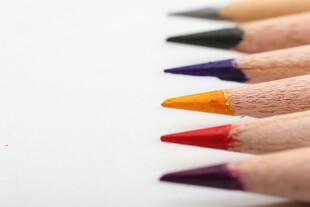 彩色铅笔整齐排列