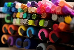 多彩马克笔堆叠展示