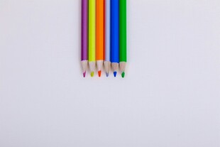 彩色铅笔排列在白色背景