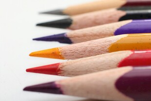 彩色铅笔整齐排列展示