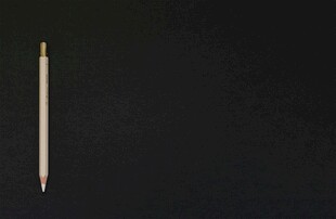 黑色背景上的一支铅笔