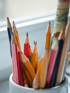 彩色铅笔置于白色笔筒中