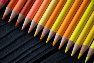 彩色铅笔整齐排列展示