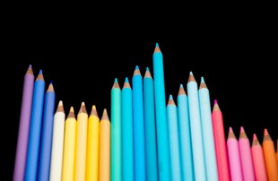 彩色铅笔整齐排列