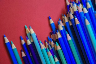 多彩铅笔整齐排列