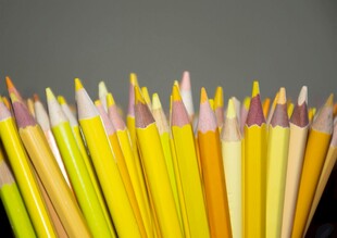 彩色铅笔整齐排列展示