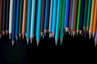 彩色铅笔整齐排列特写