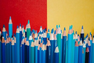 蓝色铅笔整齐排列