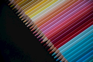 彩色铅笔整齐排列特写