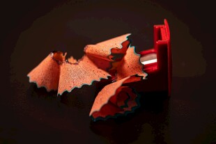 红色铅笔刨花特写