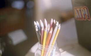 彩色铅笔插于透明容器中
