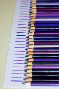 彩色铅笔整齐排列展示