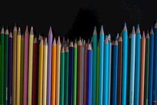 彩色铅笔整齐排列展示