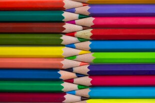 多彩铅笔整齐排列展示