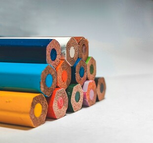彩色铅笔堆叠造型展示