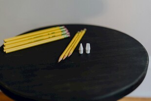 黑色圆盘上的文具物件