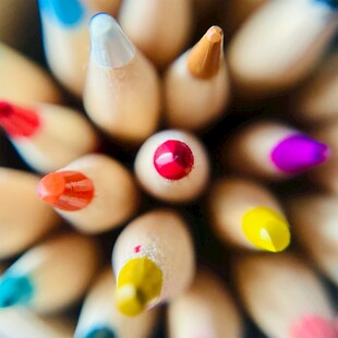 多彩铅笔簇拥的视觉盛宴