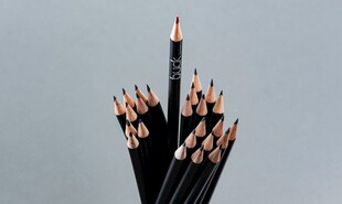 多根黑色电线露出铜芯