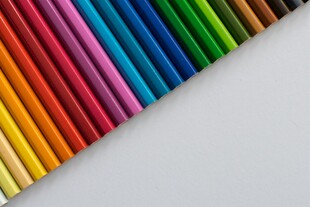 多彩蜡笔整齐排列展示