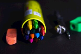 彩色蜡笔与文具摆放