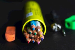 彩色铅笔置于黄色笔筒中