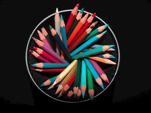 彩色铅笔呈圆形排列展示