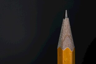 削尖的黄色铅笔特写