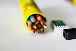 彩色铅笔与削笔器特写