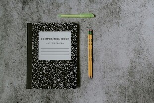 简约风笔记本与文具组合
