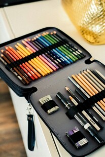 多样彩色绘画工具展示