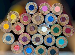 多彩铅笔堆叠展示