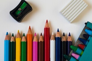 多彩铅笔与文具组合