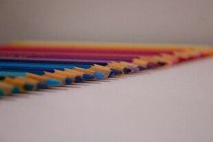 彩色铅笔整齐排列展示