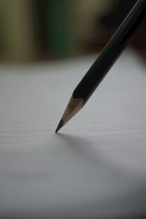 铅笔轻触纸面的瞬间