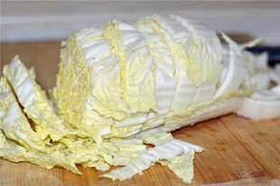 新鲜白菜置于木砧板上