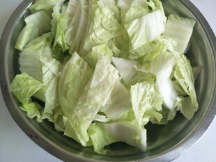 碗中新鲜生菜叶