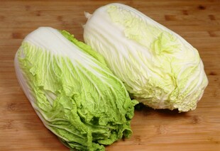 两颗新鲜小白菜