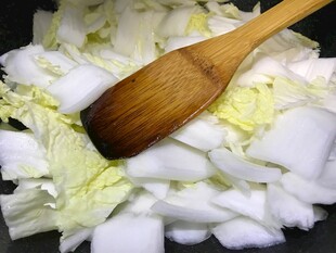 木勺搅拌切碎的白菜