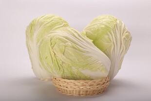 竹篮中的新鲜大白菜