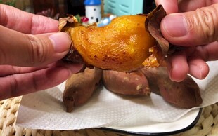 双手捧起美味烤红薯