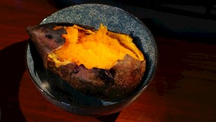 炭火盆中燃烧的炽热炭火