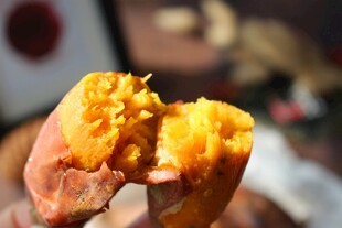 香甜烤红薯掰开诱人瞬间