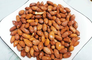 一盘美味的油炸花生米