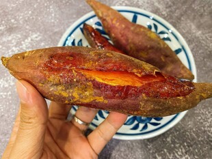 手捧流心烤红薯