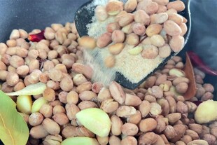 翻炒中的花生与配料