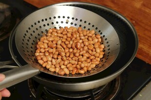 锅中翻炒的香脆花生米